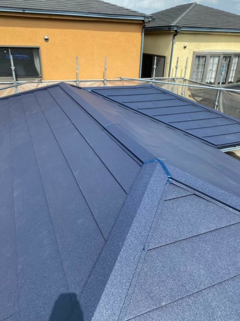 「スーパーガルテクト」は屋根材と断熱材を一体化した金属屋根です。 耐久性に強く、断熱性に優れ、しかも軽量なのが特徴です。