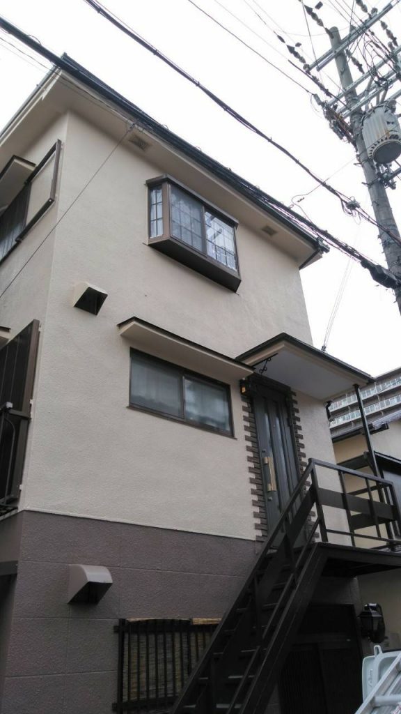 【茨木市】壁から出る白い汚れが気になる！屋根重ね葺き・外壁 アイジー工業／スーパーガルテクト