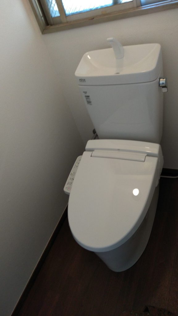 LIXIL アメ－ジュZです。 色をホワイトを選定され、清潔感のあるトイレ空間になりました。