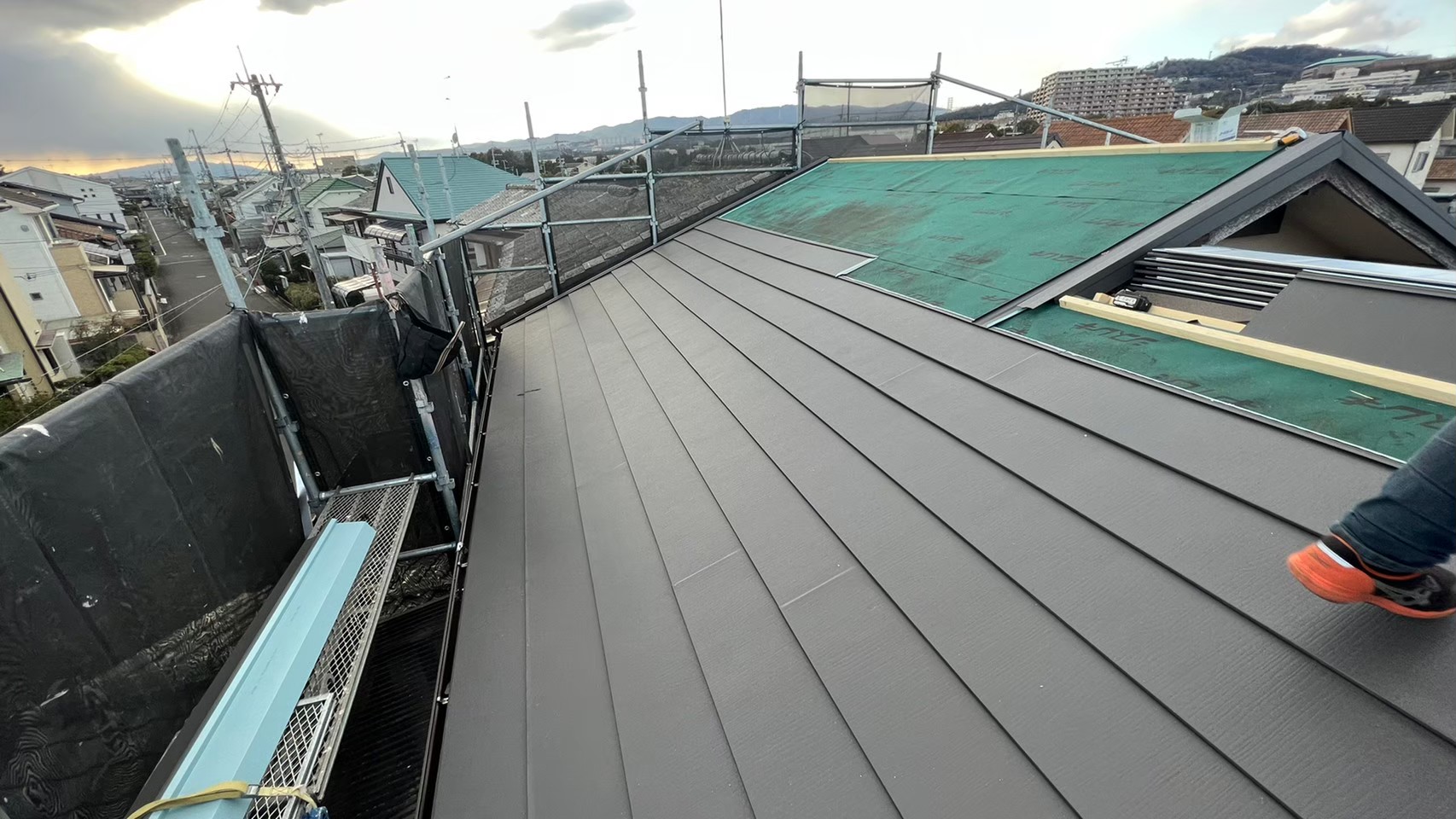 防水シート貼り完了後は新しい屋根材
アイジー工業スーパーガルテクトを取付していきます