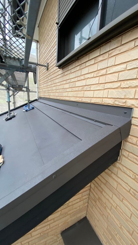 下屋根の場合は、専用部材(壁際雨押え板金)を取付し完了です。
