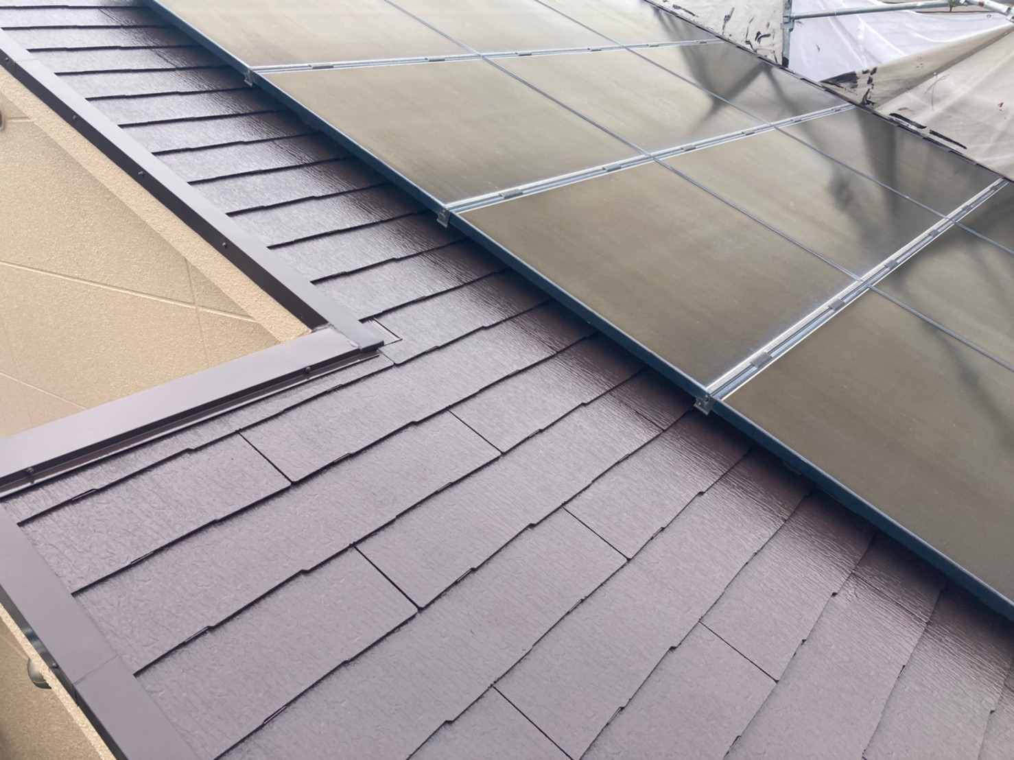 最後にタッチアップを行い完了です。
今回は屋根の上に太陽光が乗っていた為、屋根が見えている部分のみ塗装を行いました。