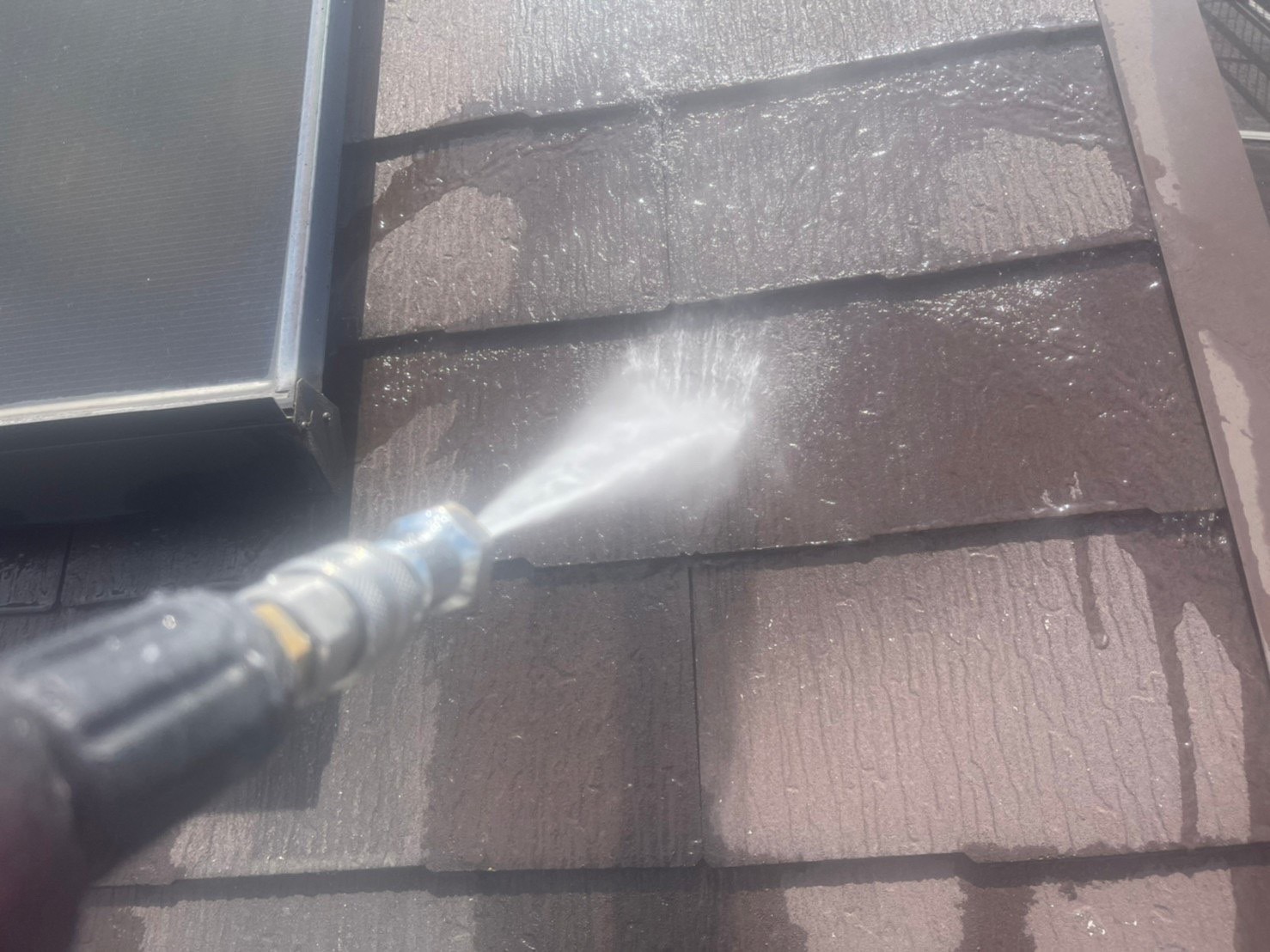 屋根・外壁共に高圧洗浄で汚れを落とします。