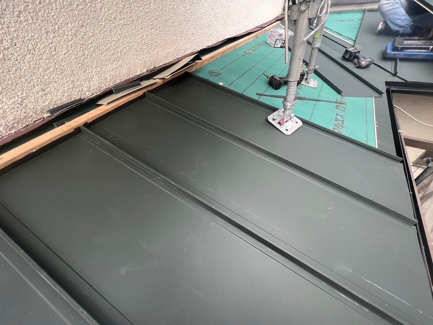 野地板を貼り、大屋根同様ル－フィング(防水シート)を敷設して立平を施工していきます。