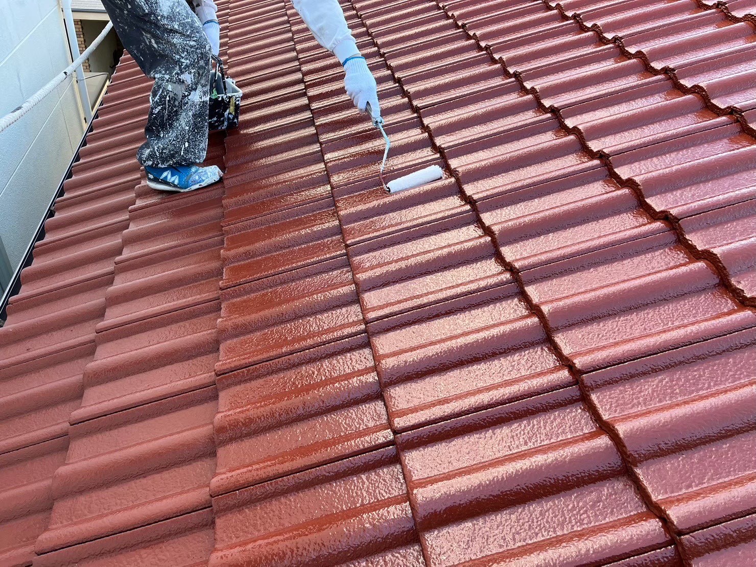 ～おまけ～
屋根を2回塗装後、保護塗装もさせて頂きました。(タフグロスコ－ト/クリヤ色)
タフグロスコ－ト(保護塗装)をすることにより、耐候年数が3～5年伸びます。