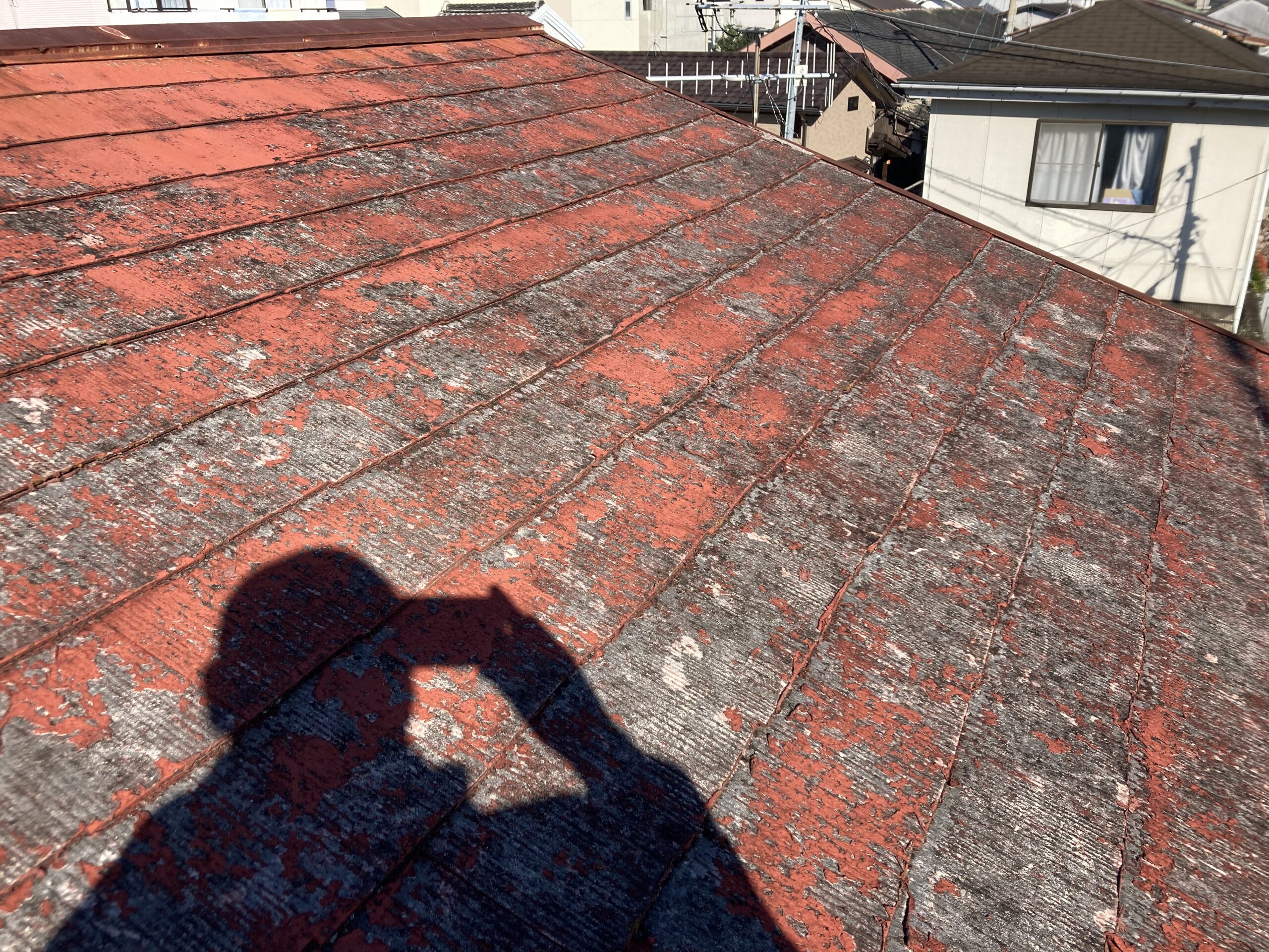 施工前の状態です。既存の屋根はｶﾗｰﾍﾞｽﾄに数年前に塗り替えをされておられました。既存塗膜の変色、剥離が全体的にみられ、素地のｶﾗｰﾍﾞｽﾄがむき出しになっている状態でした。