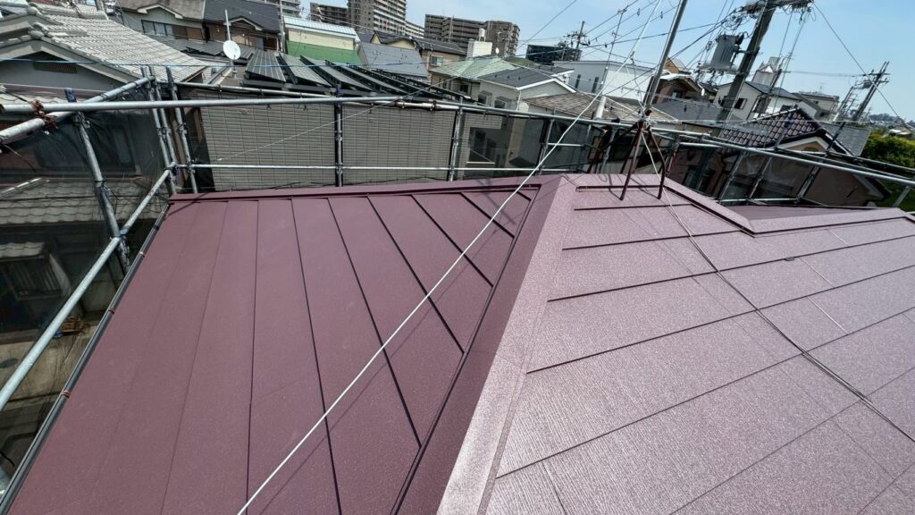 【茨木市】メンテンス不要の屋根へ！安心の金属カバー工事