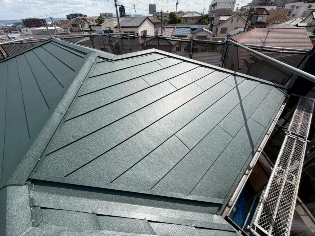 【吹田市　屋根カバー工法　ガルテクト（シェイドモスグリーン）】カバー工法で屋根を一新！！