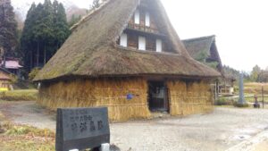 日本の風土が生んだ伝統建築！！「茅葺（かやぶき）屋根」