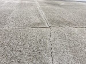 モルタル外壁が崩れるのはなぜ？放置すると危険な劣化サインとは